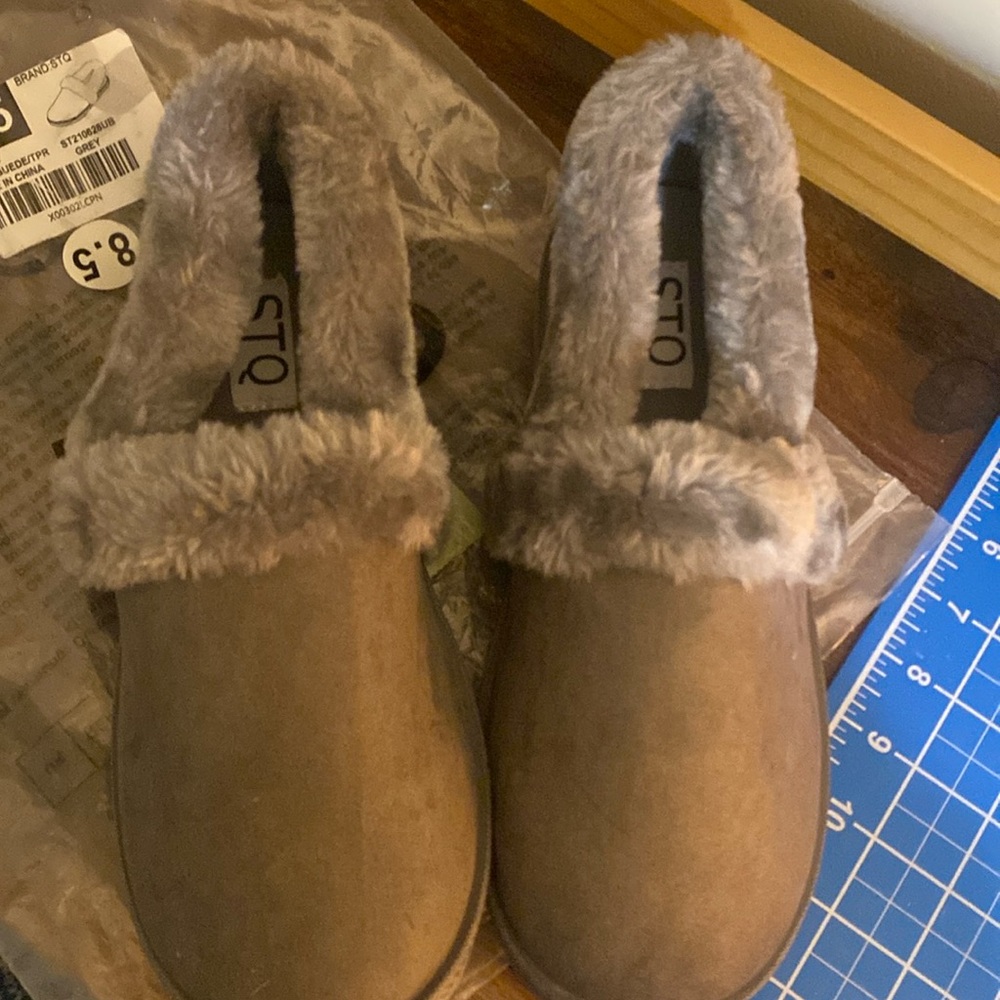 STQ women’s fuzzy slippers